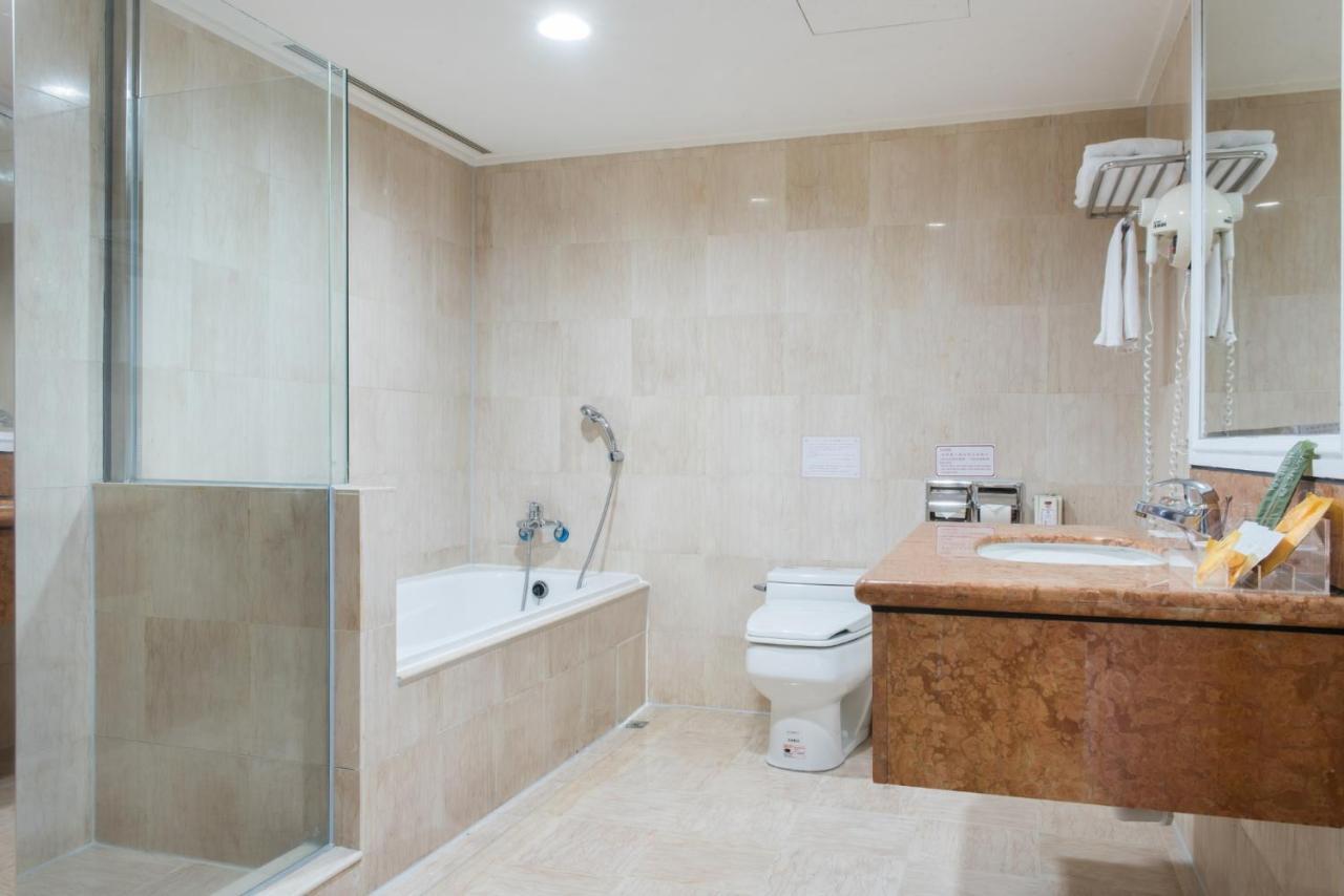 Hometel Hotel Kaohsiung Esterno foto
